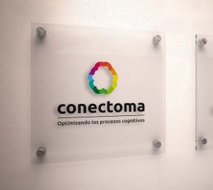 Ejemplo de aplicación en señalética del logo de conectoma